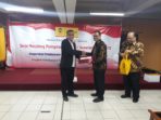 Benny Sabdo (kiri) menerima penghargaan penulis buku ilmiah dari Dekan Fakultas Hukum UI Prof. Dr. Topo Santoso, SH, MH di Kampus Program Pascarsarjana Fakultas Hukum UI, Salemba, Jakarta Pusat, pada 16 Agustus 2017.