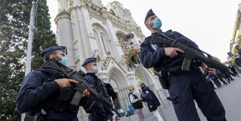 Penjagaan di gereja di Prancis